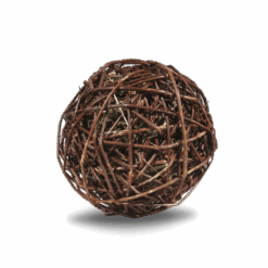 Balle en saule remplie de foin et fleurs de soucis